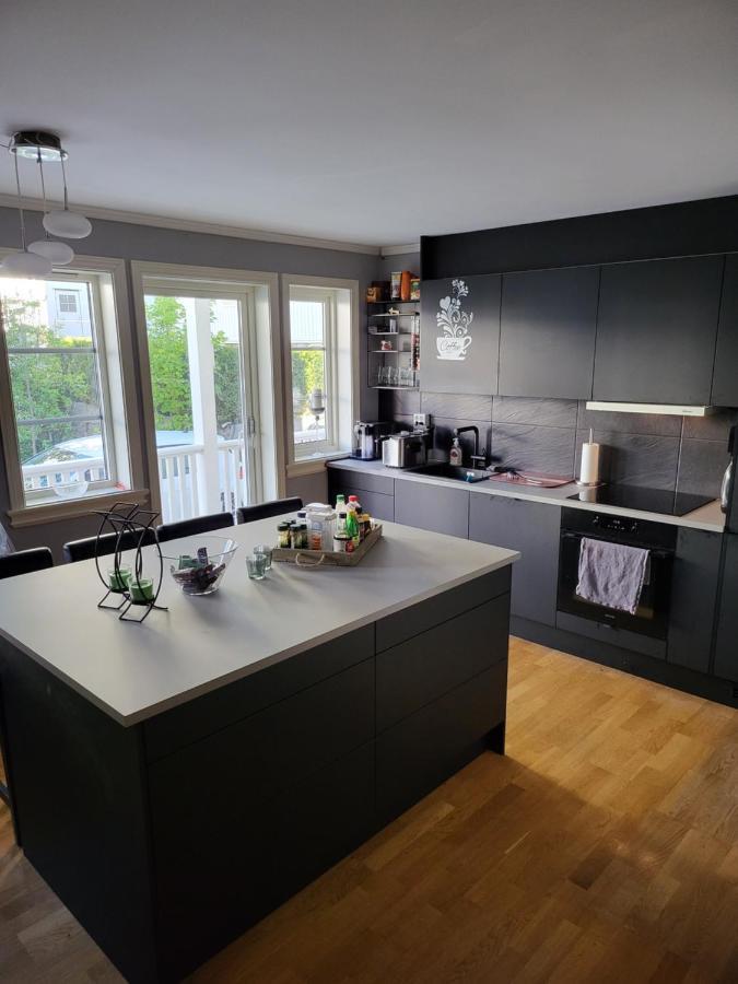 Apartamento Sentrumsleilighet Med Gratis Parkering Til Leie Arendal Exterior foto